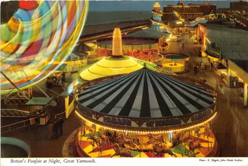 auk41016 bottons funfair at night great yarmouth uk