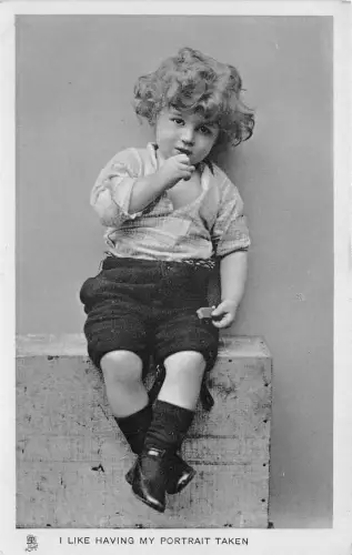 Lot174 Kinder UK Ich lasse gerne mein Portrait aufnehmen Junge stehend auf dem Bild