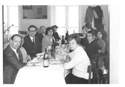 Lot250 Sozialgeschichte altes Echtfoto am Tisch UK trinkt Bier