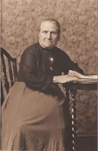Lot254 alte Frau am Tisch Echtfoto Sozialgeschichte UK
