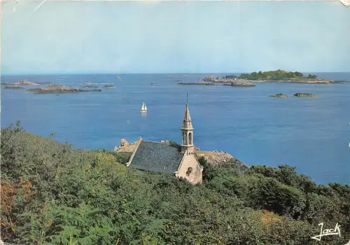 BR31078 Pors Even la chapelle et l ile st riom france