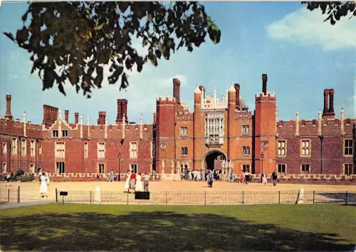 BR90512 Hampton Court Palace Middlesex The Great Gatehouse UK