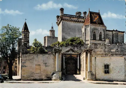 BT8265 Entree du chateau ducal Uzes le duche Frankreich