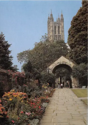 uk49441 cathedral and war memorial garden canterbury uk