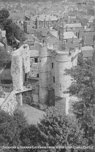 auk41411 Barbican and Norman Gateways Top of Keep Lewes Castle Echtfoto UK