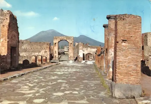 BR86255 pompei scavi via del foro arco di caligola italy