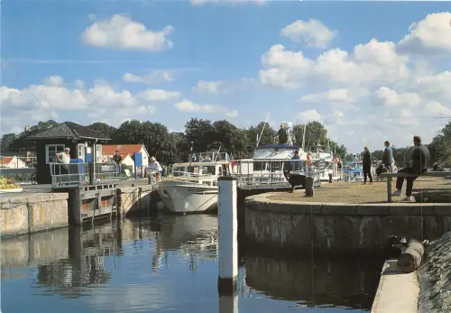 uk49212 thames lock and weirs sunbury lock middx uk