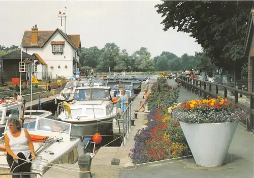 uk49204 thames lock and weirs goring lock oxfordshire uk