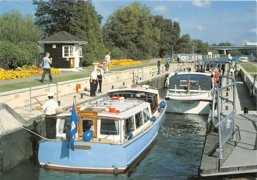 uk49207 thames lock and weirs chertsey lock surrey uk