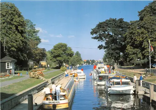 uk49217 thames lock and weirs penton hook lock middx uk