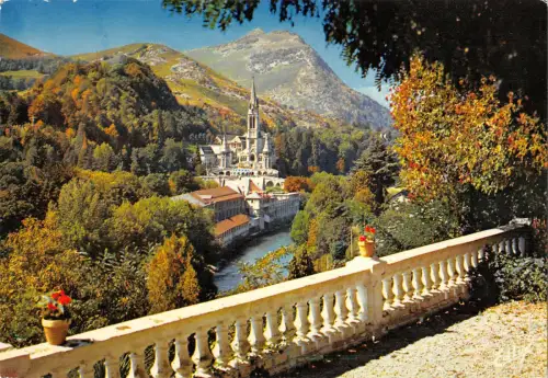 B108675 Frankreich Lourdes Die Basilika und der Fluss Gave Basilique