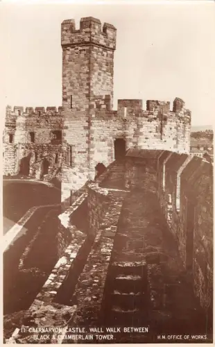 uk20395 caernarvon castle wall walk between black and chamberlain tower wales uk
