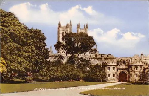 uk20155 castle antrance and cathedral towers lincoln uk