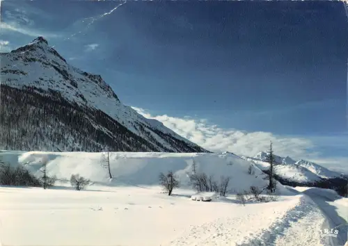 BT4028 savoie sur la route enneigee de la haute vallee France