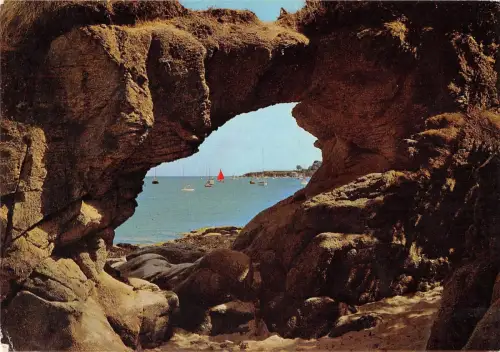 BR50123 La curieuse roche perce bretagne Frankreich