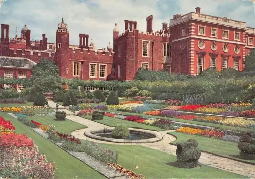 BR90509 Hampton Court Palace Middlesex The Pond Garden 1 UK