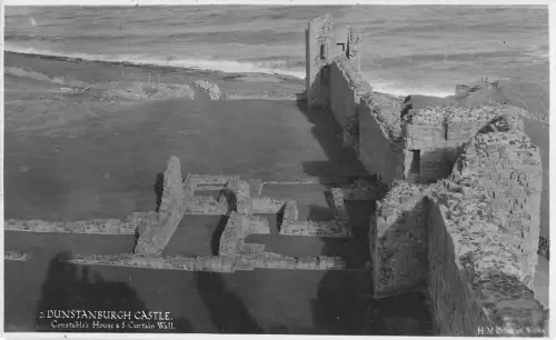 BR102110 Dunstanburgh Castle Constable s Haus Vorhang Wand Echtfoto UK
