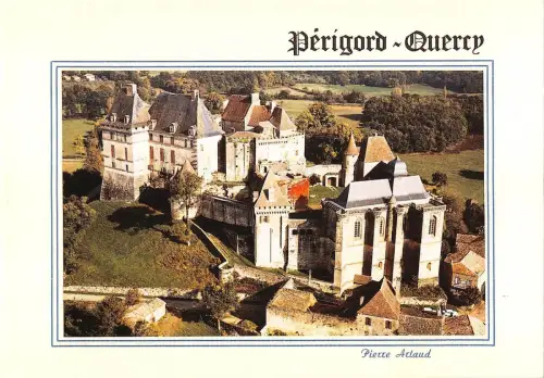 BT10769 Chateau de Biron imposante masse a la lisiere du perigord France