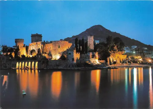 BT8255 La Napoule le chateau a la tombee de la nuit Frankreich