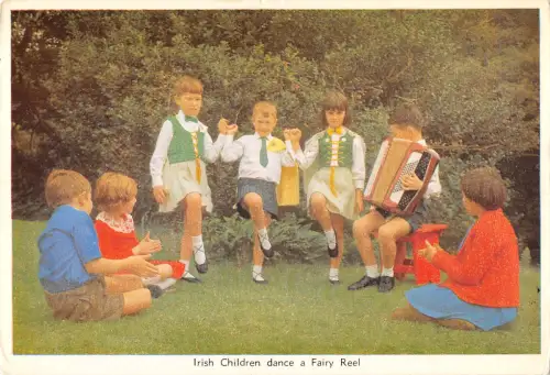 uk4901 irische Kinder tanzen eine Feenrolle UK-Typen Folklore Kostüm Musik 
