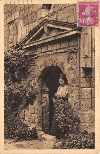 BF4528 jeune fille a saint remy types et vieilles peirr france