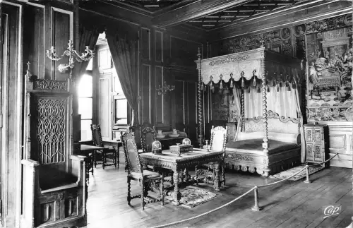 BR51101 le chateau chambre a coucher pau France