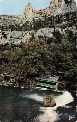 BR7076 Fontaine de vaucluse le restaurant et le Rocher france
