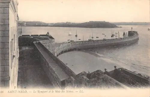 BR78299 saint malo le rempart et le mole des noires france