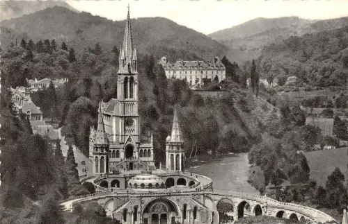 BR51339 La basilique vue du chateau fort Lourdes Frankreich