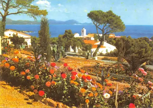 BT5121 Calanques des isambres le village dans une corbeille de nou France