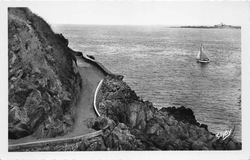 BR9313 St Quay Portrieux le sentier de la corniche france