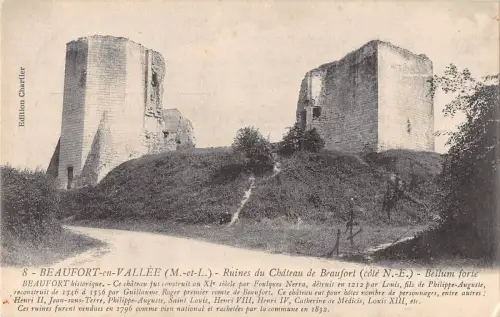BF10055 beaufort en vallee m et l ruins du chateau de be france Frankreich