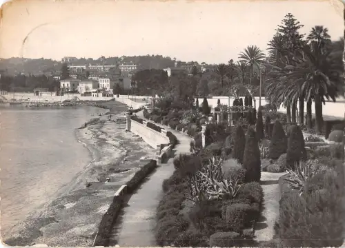 BT5956 Beaulieu sur mer jardins au bord de mer France