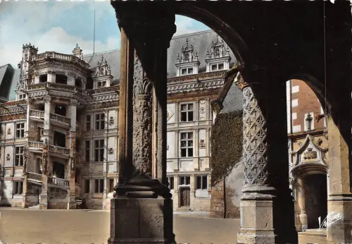 BF2648 blois cour d honnor du chateau france