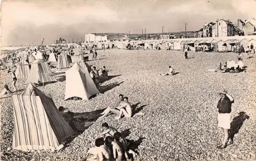 BR47982 Le treport les galets a l heure du bain Frankreich