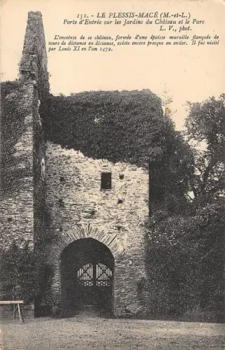 BR72584 le plessis mace porte d entree sur les jardins du chateau france