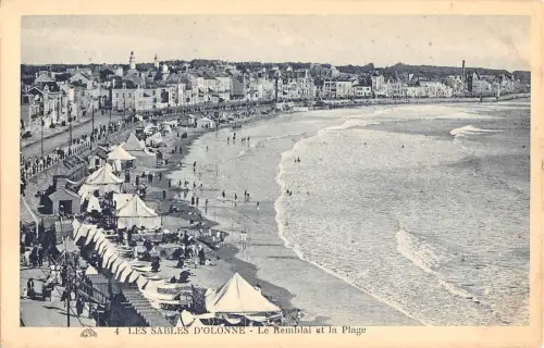 BR73012 les sables d olonne le remblai et la plage france