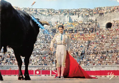 BR43688 apres l estcade le roerero atend la chute de l adversaire corrida toros