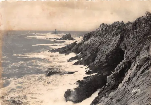 BR7523 Pointe du Raz L eperon et le phare de la vieille france