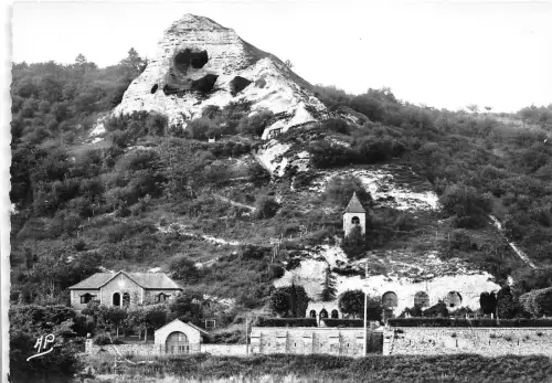 BR7189 Haute Isle Le Village Troglodytique L'Eglise souterraine france