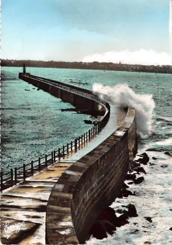 BR27411 Saint malo tempete sur le mole des noires france