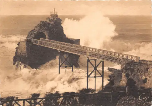 BR6818 Biarritz Le Rocher de la Vierge par gros temps france