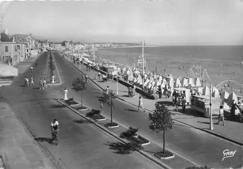 BR10476 sables d olonne le remblai et la plage france