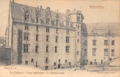BR78304 le chateau cour interieure nantes france