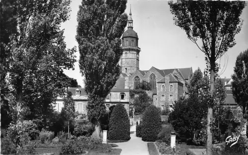 BR17291 Lamballe Le jardin Public et Eglise Saint Jean france