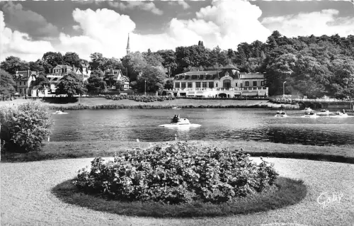 BR38051 Bagnoles de l Orne le lac et le casino des thermes france