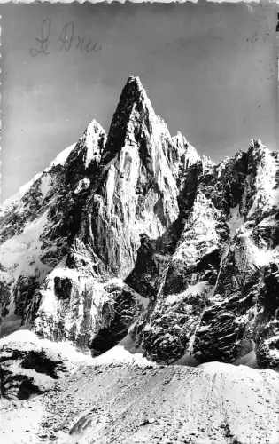 BR17220 Cour du Mont Blanc le Dru redoutable france