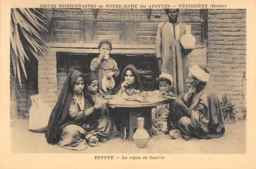 BR46111 Le repas en famille Egypt sceurs missionnaires de Notre dame France