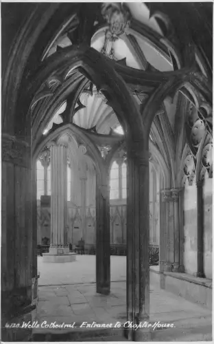 uk48388 Eingang zum Kapitelhaus Brunnen Kathedrale Echtfoto UK