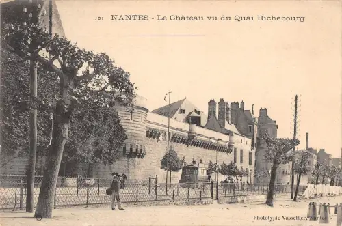 BR78306 le chateau vu du quay richebourg nantes france